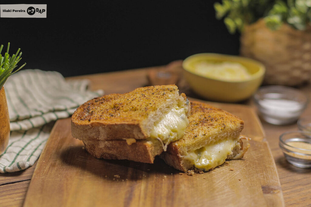 sandwich 4 quesos y pan de ajo en air fryer