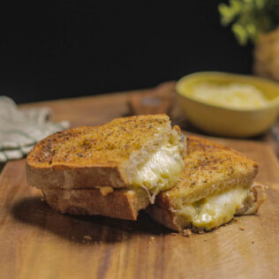 Sándwich de cuatro quesos y pan de ajo en freidora de aire
